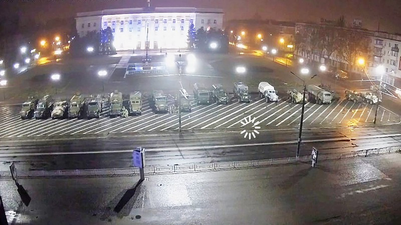 Trong ngày 01/03/2022, quân đội Nga kiểm soát hoàn toàn các khu vực quan trọng của Kherson. Các đơn vị quân đội Nga chiếm tất cả các điểm trọng yếu trong thành phố. Chính quyền địa phương hợp tác và nỗ lực duy trì tình trạng hòa bình trong thành phố, với sự hỗ trợ của các lực lượng vũ trang Nga.