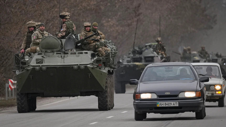 Theo thông tin từ Nga, thành phố Kiev bắt đầu hỗn loạn, thiếu kiểm soát. Các đơn vị quân đội Nga không vội tiến vào thủ đô mà mở rộng vùng kiểm soát xung quanh Kiev, không tiến vào khu vực đô thị. Quân đội Nga đang tiến gần đến Brovary, ngoại ô Kiev.