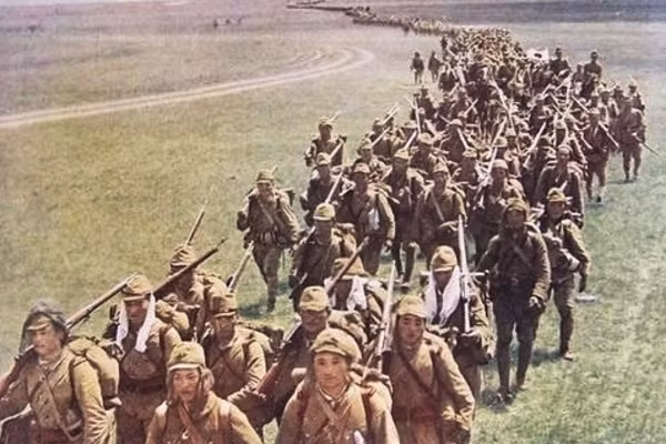 Vào mùa hè năm 1945, quân Đồng minh đang chuẩn bị thực hiện một cuộc tấn công cuối cùng để tiêu diệt kẻ thù còn sót lại của phe phát xít, đó là Đế quốc Nhật Bản. Mỹ và Anh đã chiến đấu với quân đội Nhật Bản ở Thái Bình Dương trong nhiều năm và Liên Xô cũng sắp tham gia cuộc chiến này.