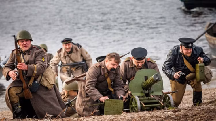 Vào ngày 8/8, Liên Xô tuyên chiến với Nhật Bản và ngày hôm sau quân đội Liên Xô vượt qua biên giới Mãn Châu Quốc, một quốc gia bù nhìn của Trung Quốc do Nhật Bản dựng lên.