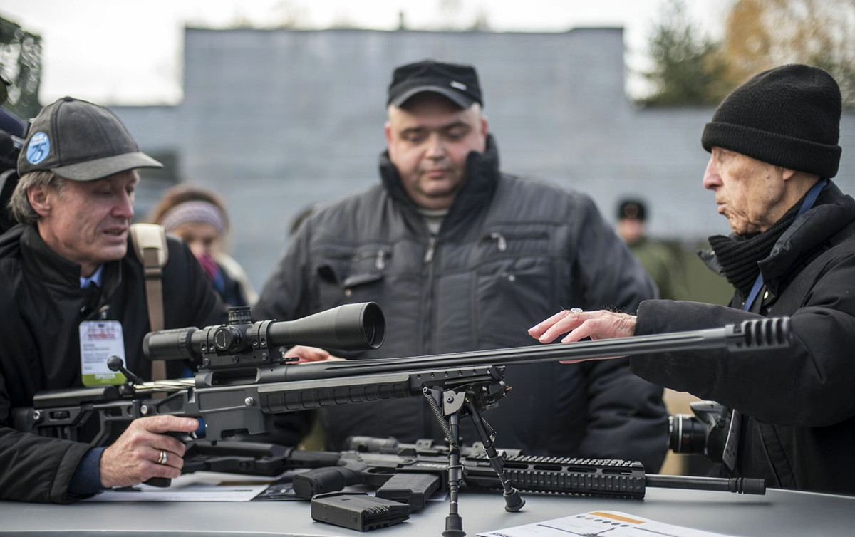 Mặc dù Nga là quốc gia có thể sản xuất và trang bị nhiều dòng súng bắn tỉa hiện đại, chẳng hạn như súng bắn tỉa T-5000 do công ty ORSIS thiết kế, những vũ khí này cũng có thể gây ra mối đe dọa cho quân đội Ukraine và các tay súng bắn tỉa Azov.