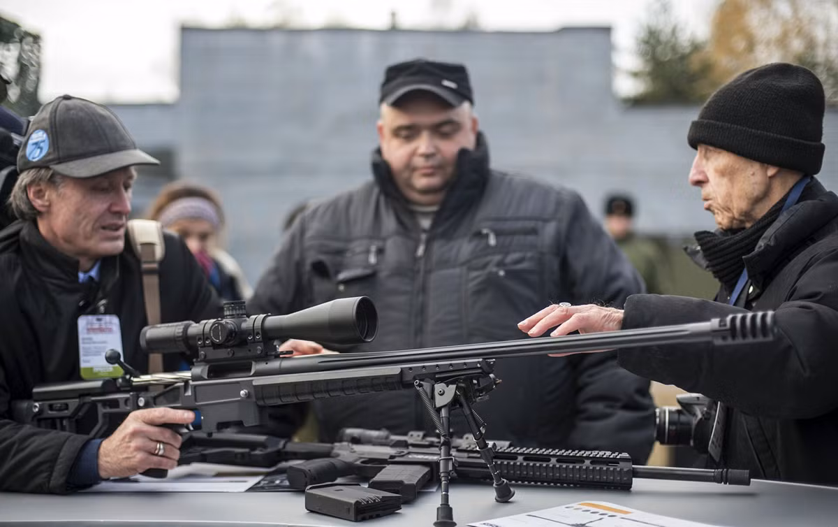 Mặc dù Nga là quốc gia có thể sản xuất và trang bị nhiều dòng súng bắn tỉa hiện đại, chẳng hạn như súng bắn tỉa T-5000 do công ty ORSIS thiết kế, những vũ khí này cũng có thể gây ra mối đe dọa cho quân đội Ukraine và các tay súng bắn tỉa Azov.