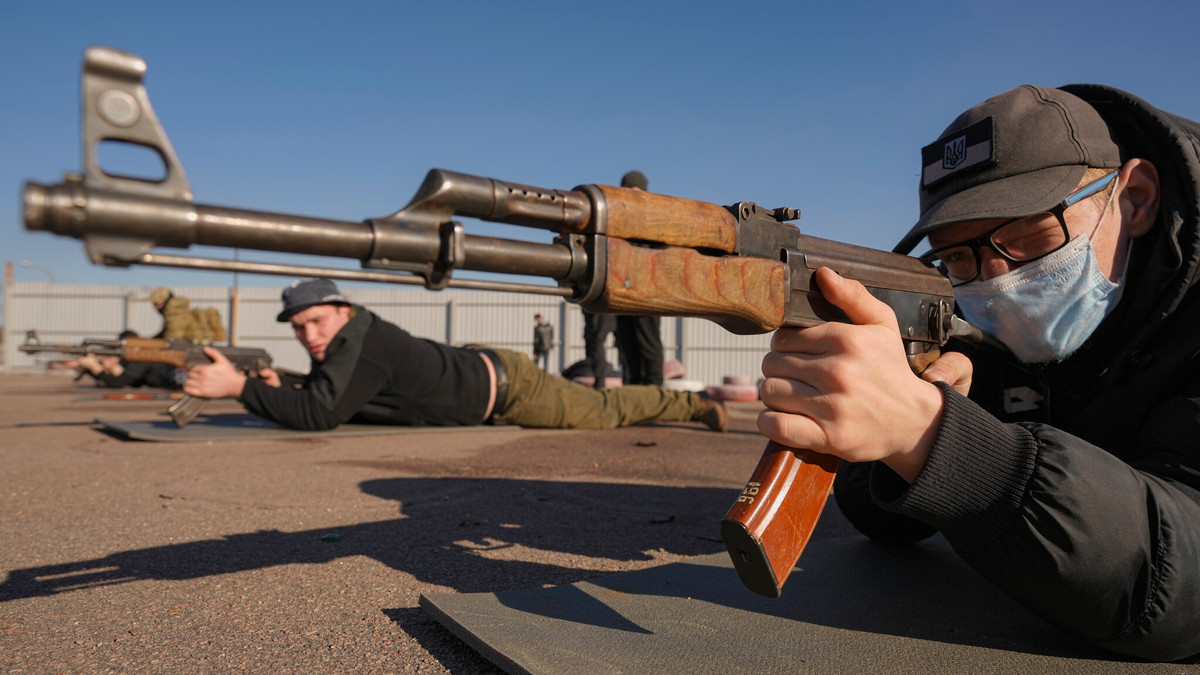 Theo Bộ Quốc phòng Nga, để ngăn quân đội Nga dễ dàng sử dụng vũ khí hạng nặng, quân đội Ukraine và tiểu đoàn Azov thường sử dụng dân thường làm "lá chắn người". Quân đội Nga không thể sử dụng các loại pháo như súng xe tăng để tiêu diệt các tay súng bắn tỉa ẩn nấp tại những nơi có nhiều dân thường. 