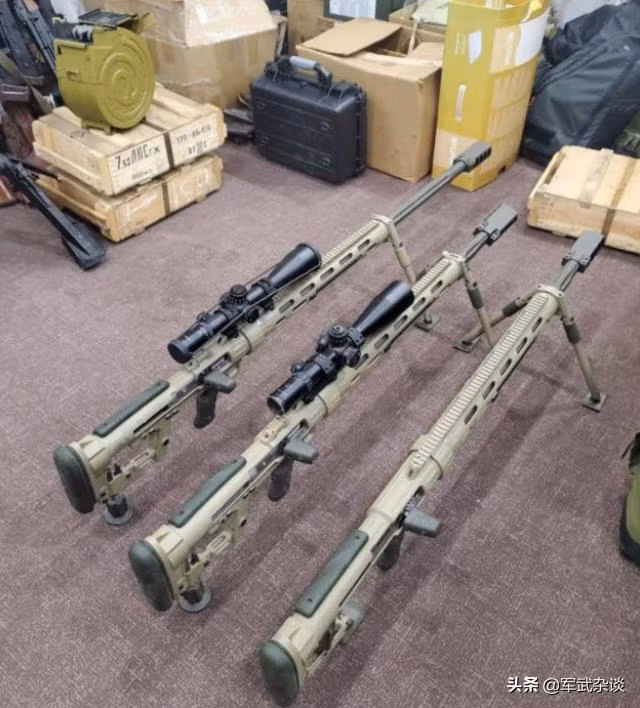 Trước chiến tranh, quân đội chính phủ Ukraine và tiểu đoàn Azov đã thu mua một số lượng lớn súng bắn tỉa tiên tiến từ các nước Âu Mỹ. Đánh giá về những bức ảnh do quân đội Ukraine và tiểu đoàn Azov đăng tải trên mạng xã hội thì có súng bắn tỉa Snipex m100 và súng bắn tỉa Snipex m75.