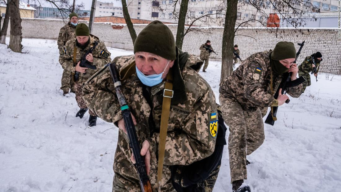 Hướng tấn công chủ yếu tập trung ở hướng đông nam, đây là khu vực phòng thủ của tiểu đoàn Azov. Tuy nhiên, cuộc tấn công mạnh mẽ của quân đội Nga và quân Chechnya vào Mariupol cũng bị quân đội Ukraine và tiểu đoàn Azov chống trả quyết liệt.