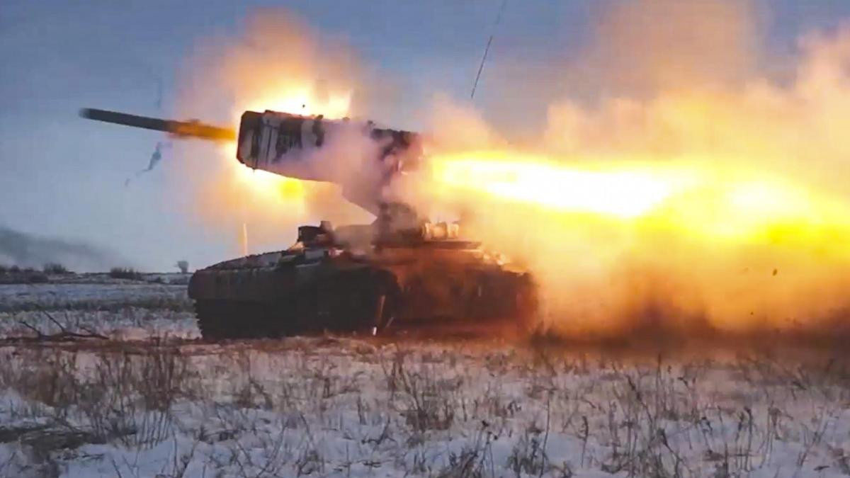 Nếu lính Nga sử dụng pháo xe tăng 125mm thì điều này sẽ vô tình khiến dân thường bị thương. Tuy nhiên, nếu sử dụng "lựu đạn bắn tỉa", thì nó chỉ có thể giết chết những tay súng bắn tỉa, nhưng tránh được làm bị thương thường dân ở xung quanh. 