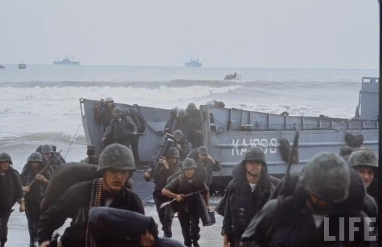 Với thời gian tham chiến kể từ khi những binh lính Mỹ đầu tiên đổ bộ xuống Đà Nẵng vào ngày 8/3/1965 và lính Mỹ cuối cùng rời Việt Nam vào ngày 29/3/1973, thì binh lính Mỹ đã tham chiến ở Việt Nam tổng cộng 2.943 ngày, dài hơn bất cứ cuộc chiến nào trong lịch sử nước Mỹ.