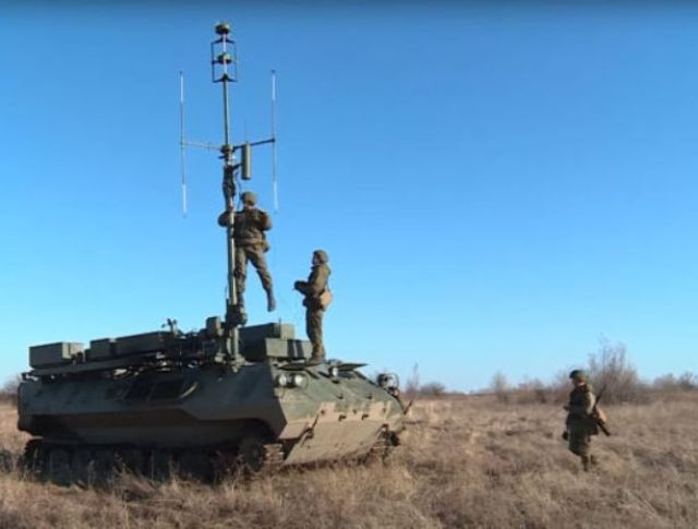 Borisoglebsk-2 kết hợp chủ yếu các giải pháp kỹ thuật mới về thiết kế các phương tiện tình báo vô tuyến và hệ thống điều khiển tự động. Cụ thể, hệ thống có các tín hiệu băng thông rộng được che giấu có cấu trúc và năng lượng để cung cấp khả năng chống nhiễu và truyền dữ liệu tốc độ cao.