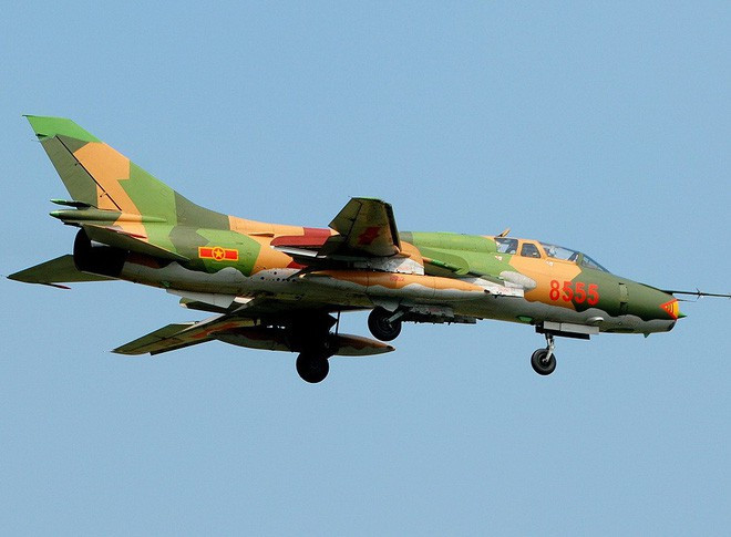 Ngoài ra, còn có máy bay chiến đấu Su-22M4 và Su-22UM do Liên Xô chuyển giao vào cuối những năm 1980. Mặc dù Su-22 có thiết kế khung máy bay tương đối cũ, nhưng có ưu điểm là chi phí vận hành thấp và hệ thống điện tử hàng không của máy bay vẫn tương đối tiên tiến và rất phù hợp với các vai trò tấn công chính xác và tấn công hàng hải.