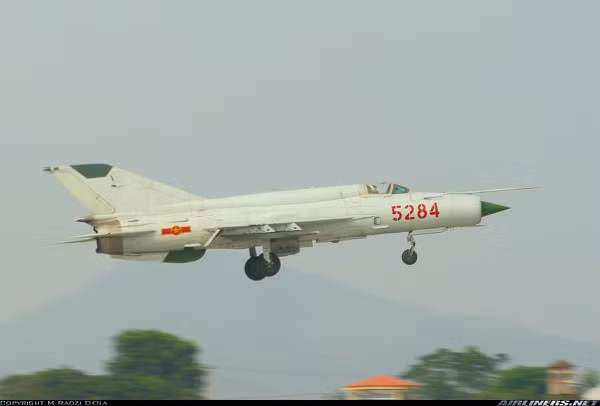 Sau khi cung cấp cho Việt Nam hàng trăm máy bay chiến đấu thế hệ thứ ba từ cuối những năm 1970, bao gồm 180 chiếc MiG-21 và một số chiếc Su-22, Liên Xô vào cuối những năm 1980 cũng đã chuyển giao máy bay Su-22M4 hiện đại hơn, với khả năng chiếm ưu thế trên không trên biển, đặc biệt là chống lại các mối đe dọa thù địch.