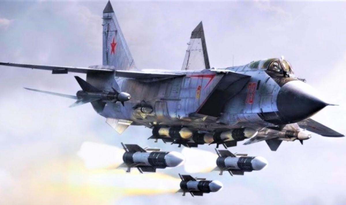 Su-34 là máy bay chiến đấu hạng nặng, chỉ xếp sau máy bay ném bom và máy bay đánh chặn hạng nặng MiG-31 Foxhound, nhưng giá thành của nó tương đối thấp so với các loại máy bay phản lực Nga được chế tạo để không chiến như Su-35 và Su-57.
