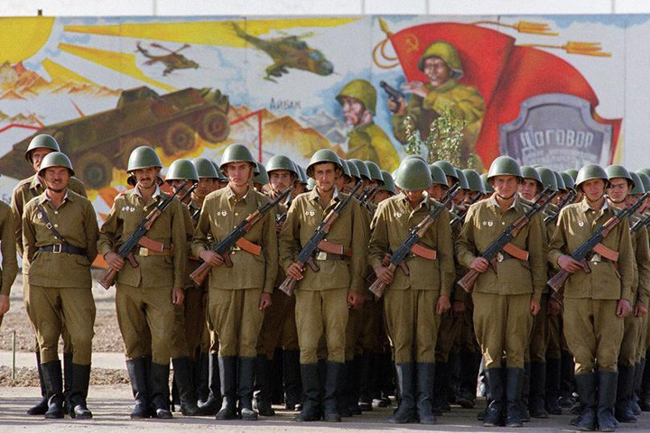 Ngày 27/12/1979, lữ đoàn đặc nhiệm Liên Xô "Alpha" hạ cánh xuống sân bay quốc tế Kabul và kiểm soát thủ đô Afghanistan trong vòng chưa đầy ba giờ. Cùng thời điểm "Alpha" xuất kích, sáu sư đoàn của quân đội Liên Xô mở cuộc tấn công gọng kìm vào Afghanistan. Một tuần sau, đã chiếm toàn bộ lãnh thổ Afghanistan.