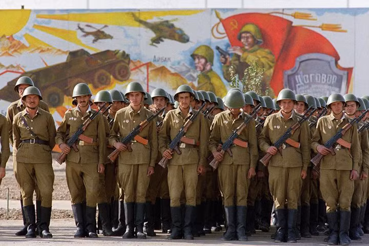 Ngày 27/12/1979, lữ đoàn đặc nhiệm Liên Xô "Alpha" hạ cánh xuống sân bay quốc tế Kabul và kiểm soát thủ đô Afghanistan trong vòng chưa đầy ba giờ. Cùng thời điểm "Alpha" xuất kích, sáu sư đoàn của quân đội Liên Xô mở cuộc tấn công gọng kìm vào Afghanistan. Một tuần sau, đã chiếm toàn bộ lãnh thổ Afghanistan.