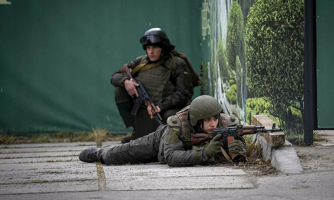 Thứ hai, sự hỗ trợ của Mỹ và phương Tây đã đóng một vai trò quan trọng. Các đối thủ trước đây của quân đội Liên Xô không có một hệ thống cảnh báo sớm hoàn hảo. Tuy nhiên, lần này dù NATO tuyên bố sẽ không trực tiếp tham chiến nhưng sự hỗ trợ tình báo của khối này dành cho Ukraine chắc chắn sẽ không ít.