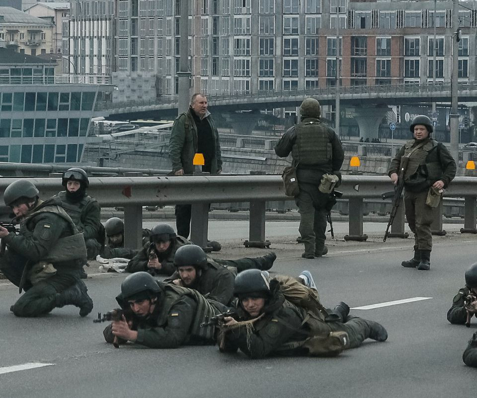 Do đó, quân đội Nga không có các biện pháp cơ bản để tấn công Ukraine, các cơ sở hạ tầng quan trọng như thông tin liên lạc và điện ở Kiev khi đó vẫn hoạt động bình thường. Điều này cũng dẫn đến việc quân đội Ukraine vẫn có một tổ chức hoàn chỉnh, thông tin liên lạc thông suốt và chỉ huy tốt. Quân đội Ukraine bình tĩnh tổ chức phản công tại sân bay.