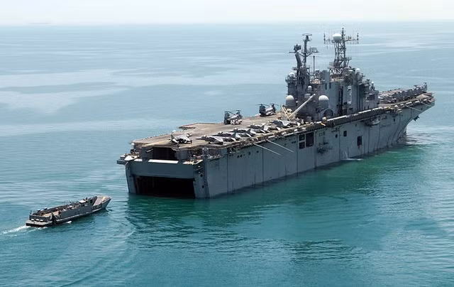 Những con tàu này có thể vừa là tàu tấn công đổ bộ, được thiết kế để triển khai lính thủy đánh bộ và phương tiện đến bờ biển của đối phương, nhưng cũng đủ lớn để hoạt động như tàu sân bay trong nhiều trường hợp cho máy bay chiến đấu hạ cánh và có thể vận chuyển trực thăng tác chiến tàu ngầm.