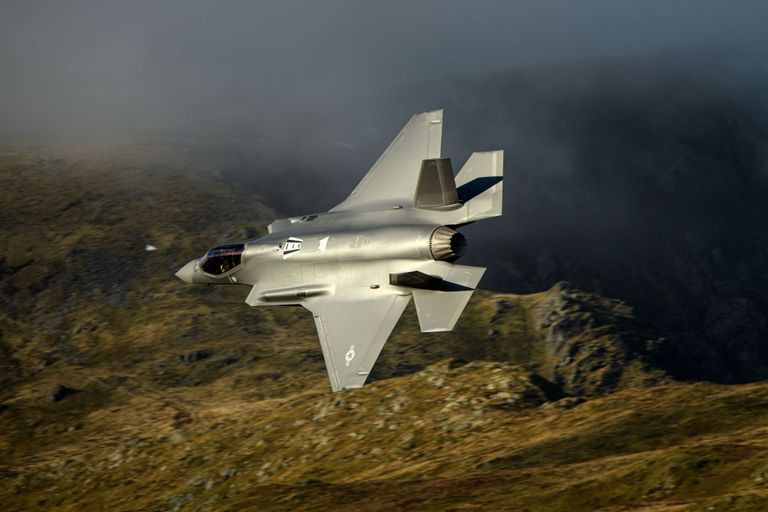 Cuối cùng là máy bay chiến đấu F-35, đây là một máy bay chiến đấu đa năng có thể thực hiện nhiệm vụ không đối không và không đối đất. Không giống như người tiền nhiệm của nó, F-16 Fighting Falcon, F-35 được thiết kế từ đầu như một máy bay chiến đấu tàng hình với tầm quan sát thấp.