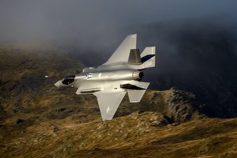 Cuối cùng là máy bay chiến đấu F-35, đây là một máy bay chiến đấu đa năng có thể thực hiện nhiệm vụ không đối không và không đối đất. Không giống như người tiền nhiệm của nó, F-16 Fighting Falcon, F-35 được thiết kế từ đầu như một máy bay chiến đấu tàng hình với tầm quan sát thấp.