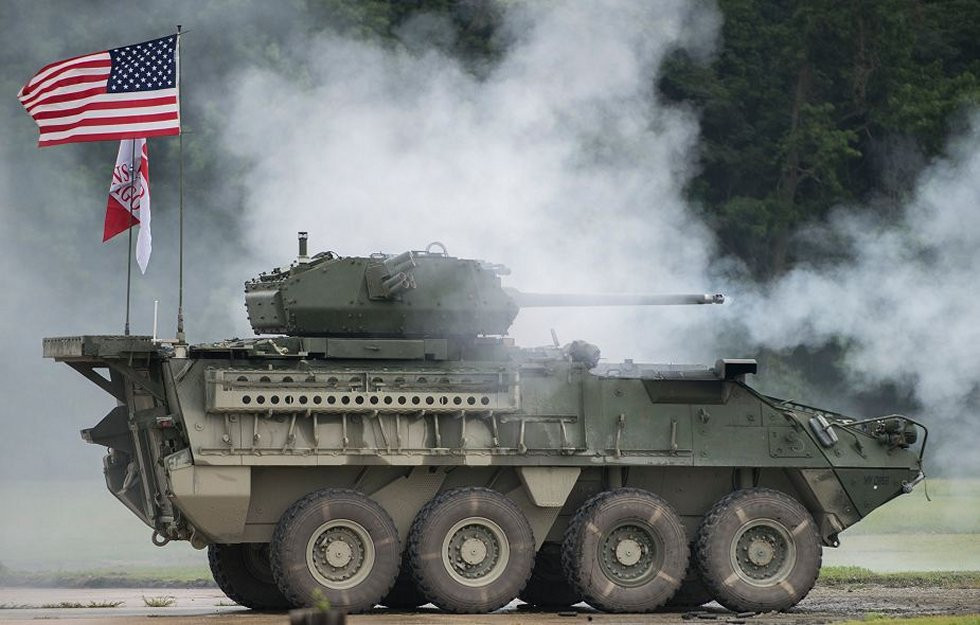 Thứ hai là xe chở bộ binh Stryker - Dragoon (ICV-D). Vào giữa những năm 2010, Quân đội Mỹ đã quyết định tăng cường hỏa lực cho Trung đoàn kỵ binh số 2 của Đức. Đó là việc nâng cấp một nửa số xe Stryker của đơn vị bằng tên lửa Javelin, để cải thiện khả năng chống thiết giáp.