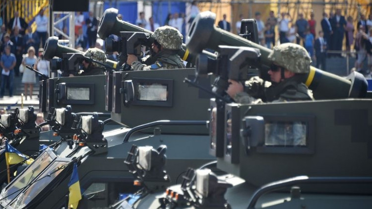 Thứ nhất là tên lửa chống tăng FGM-148, Javelin ban đầu được triển khai vào những năm 1990, có tầm bắn khoảng 2.000 m, nhắm mục tiêu bằng tia hồng ngoại. Javelin từng được sử dụng để phá hủy các boongke, các tòa nhà và các công trình kiên cố khác trong thời kỳ chiến tranh Afghanistan và Iraq, nhưng hiếm khi thực hiện đúng với mục đích mà nó được tạo ra là tiêu diệt xe tăng.