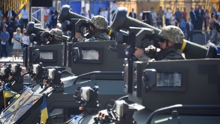 Thứ nhất là tên lửa chống tăng FGM-148, Javelin ban đầu được triển khai vào những năm 1990, có tầm bắn khoảng 2.000 m, nhắm mục tiêu bằng tia hồng ngoại. Javelin từng được sử dụng để phá hủy các boongke, các tòa nhà và các công trình kiên cố khác trong thời kỳ chiến tranh Afghanistan và Iraq, nhưng hiếm khi thực hiện đúng với mục đích mà nó được tạo ra là tiêu diệt xe tăng.