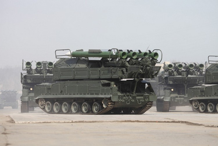 Các hệ thống tên lửa đất đối không Tor, Buk và S-400 của Nga là một trong những hệ thống tên lửa đất đối không nguy hiểm nhất trên thế giới, trong khi các máy bay chiến đấu MiG-29, Su-30 và Su-35 Flanker-E của Lực lượng Hàng không vũ trụ Nga là những mối đe dọa đáng gờm xứng tầm với F-35.