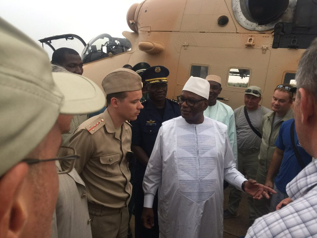 Việc chuyển giao thiết bị quân sự từ Moscow diễn ra trong bối cảnh quan hệ căng thẳng giữa chính quyền Mali và đồng minh chủ chốt là Pháp. Một máy bay chở hàng đã chuyển 4 máy bay trực thăng, vũ khí và đạn dược từ Nga tới Mali. Theo lời các nhà chức trách quân sự ở quốc gia Tây Phi này.