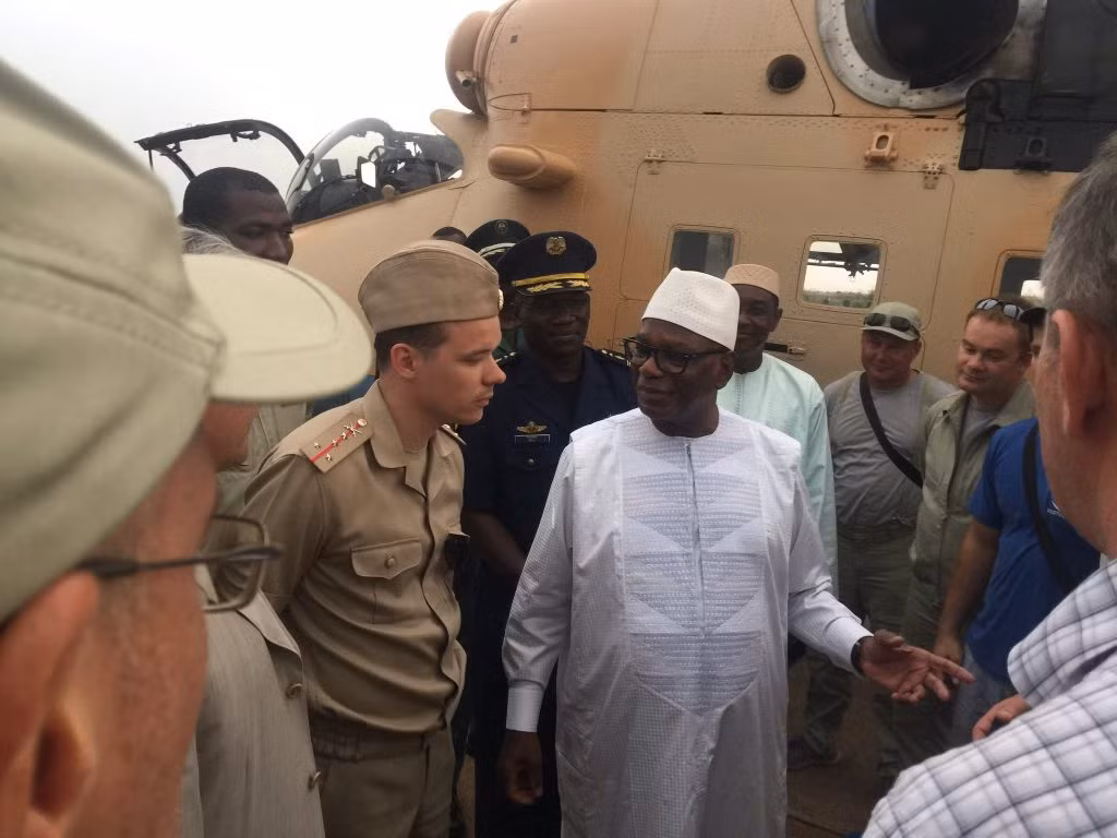 Việc chuyển giao thiết bị quân sự từ Moscow diễn ra trong bối cảnh quan hệ căng thẳng giữa chính quyền Mali và đồng minh chủ chốt là Pháp. Một máy bay chở hàng đã chuyển 4 máy bay trực thăng, vũ khí và đạn dược từ Nga tới Mali. Theo lời các nhà chức trách quân sự ở quốc gia Tây Phi này.