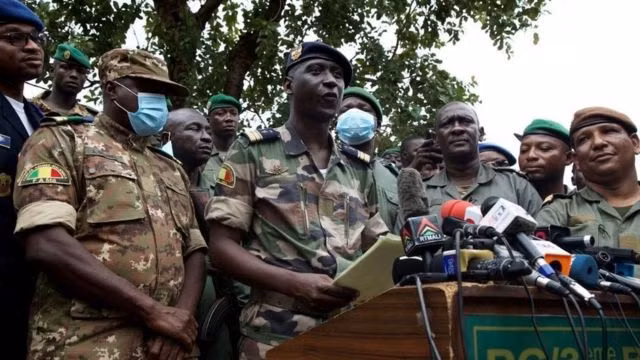 Mặc dù đại tá Malian đã cam kết tuân theo thời gian biểu kéo dài 18 tháng cho quá trình chuyển đổi dân sự hiện chỉ còn chưa đầy sáu tháng nữa trước cuộc bầu cử như đã hứa, nhưng những nghi ngờ và không tin tưởng đang ngày càng sâu sắc hơn.