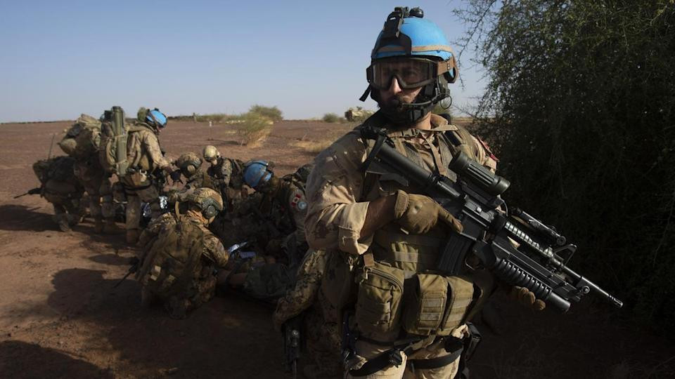 Thủ tướng lâm thời của Mali Choguel Maiga đã cáo buộc Pháp bỏ rơi đất nước của ông trong một bài phát biểu tại Liên Hợp Quốc. Lần đầu tiên phản ứng trước cáo buộc này, Tổng thống Emmanuel Macron đã đặt câu hỏi về tính hợp pháp của việc chính quyền Malian giám sát quá trình chuyển đổi sang bầu cử sau hai cuộc đảo chính chỉ trong hơn một năm.