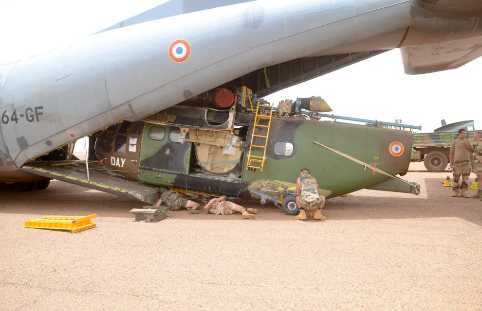 Việc giao hàng diễn ra vào thời điểm quan hệ căng thẳng giữa Mali và đối tác quân sự quan trọng của họ là Pháp, vì có thông tin cho rằng chính quyền Bamako có thể tuyển mộ lính đánh thuê từ một nhóm quân sự mờ ám của Nga, khi Paris định hình lại sứ mệnh quân sự của mình trong khu vực.