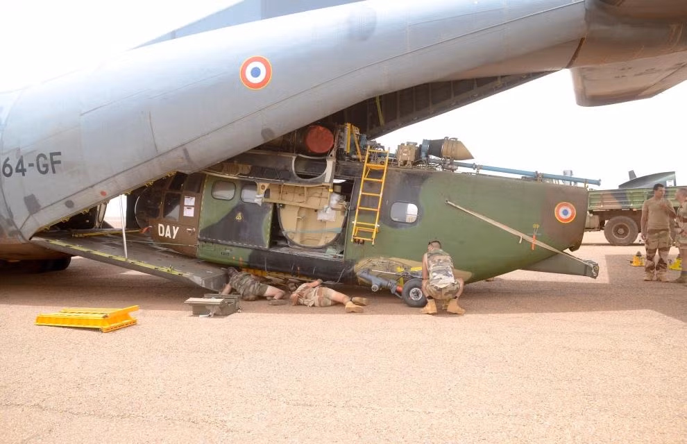 Việc giao hàng diễn ra vào thời điểm quan hệ căng thẳng giữa Mali và đối tác quân sự quan trọng của họ là Pháp, vì có thông tin cho rằng chính quyền Bamako có thể tuyển mộ lính đánh thuê từ một nhóm quân sự mờ ám của Nga, khi Paris định hình lại sứ mệnh quân sự của mình trong khu vực.