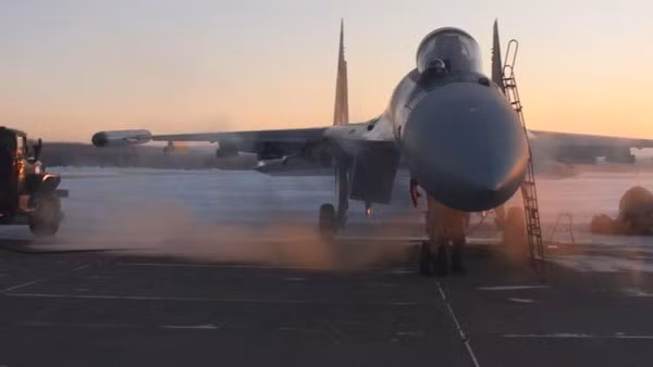 Su-35 được triển khai với số lượng đáng kể trong Quân khu phía Tây của Nga và một số thậm chí còn được tái triển khai từ các khu vực Viễn Đông tới sân bay Baranovichi ở Belarus vào tháng 1 vừa qua, nơi có vị trí tốt để tham gia không chiến tại Zhytomir từ phía bắc.