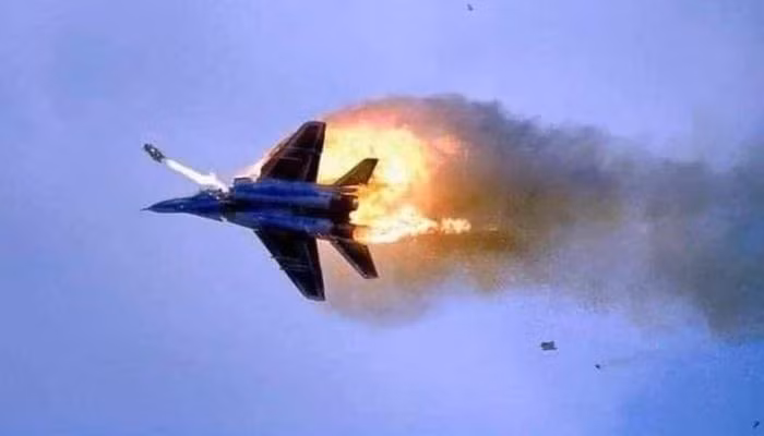 Su-27 Ukraine đã phải chịu tổn thất đáng kể, bao gồm cả bị bắn nhầm và hứng chịu các cuộc tấn công bằng tên lửa của Nga vào các sân bay. Ảnh: Máy bay Su-27 gặp tai nạn khi bay trình diễn.