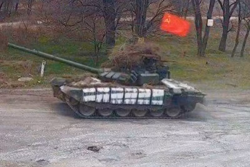 Thành thật mà nói, hiện tại lực lượng tiến công mặt đất của quân đội Nga phải dựa vào xe tăng. Nếu không, rất khó để đột phá nhanh chóng vào mục tiêu chỉ với các xe chiến đấu bộ binh và xe bọc thép được bảo vệ yếu ớt, một số loại xe bọc thép thậm chí không thể chịu được các loại vũ khí cỡ nhỏ.