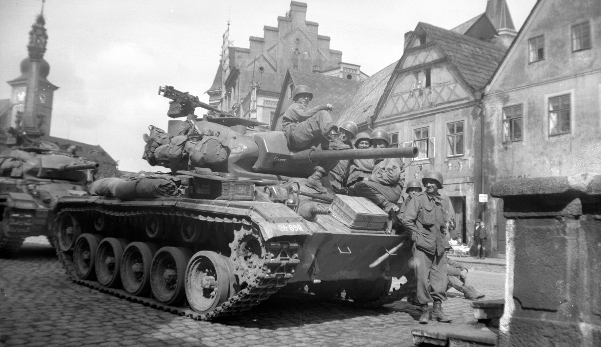 M24 Chaffee được trang bị động cơ Twin Cadillac Series 44T24, công suất 220 mã lực, kết hợp với hệ truyền động Hydramatic, 8 số tiến, 4 số lùi. Xe có thể đạt tốc độ tối đa 56 km/h, tầm hoạt động 160 km.