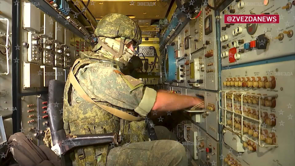 Trước đó, Quân khu phía Nam (SMD) của Nga, cũng đã đề cập đến khả năng tấn công mặt đất của S-300 trong một thông cáo báo chí về cuộc tập trận chiến thuật năm 2011 của lữ đoàn phòng không vũ trụ (VKO) tại bãi tập Ashuluk ở vùng Astrakhan.