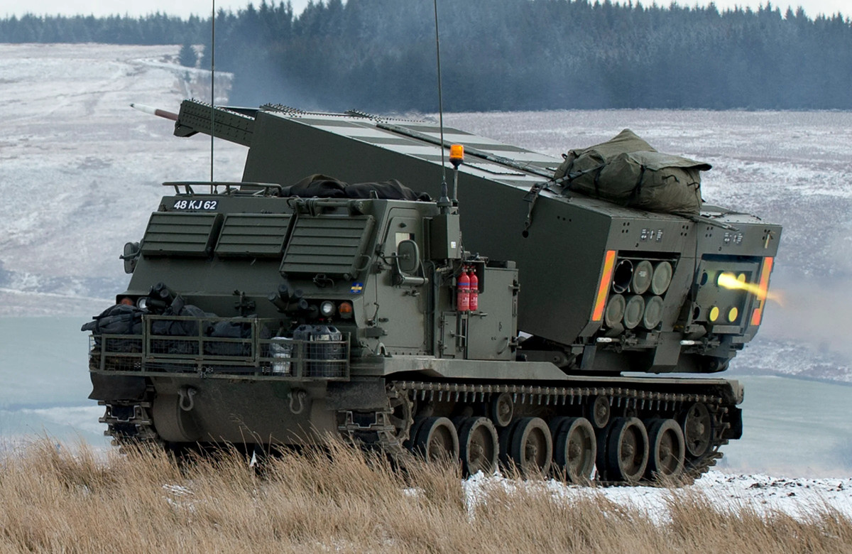 ER GMLRS bắt đầu bay thử nghiệm vào tháng 3/2021 và dự kiến cung cấp phạm vi tác chiến lên đến 150 km. Tên lửa sử dụng động cơ lớn hơn, dựa trên sự dẫn đường từ đuôi và có khung được thiết kế mới, với việc sản xuất dự kiến sẽ bắt đầu vào năm 2023.