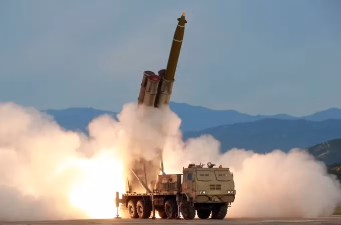 Các tên lửa của KN-25 có đường kính 600mm và thiếu tính linh hoạt hơn so với PHL-16 của Trung Quốc có thể triển khai các tên lửa nhiều kích cỡ. Điểm đáng chú ý của KN-25 là đã đi tiên phong trong việc sử dụng cánh vây tên lửa, giúp tăng độ chính xác bằng cách cho phép các hệ thống dẫn đường hoạt động tốt hơn.