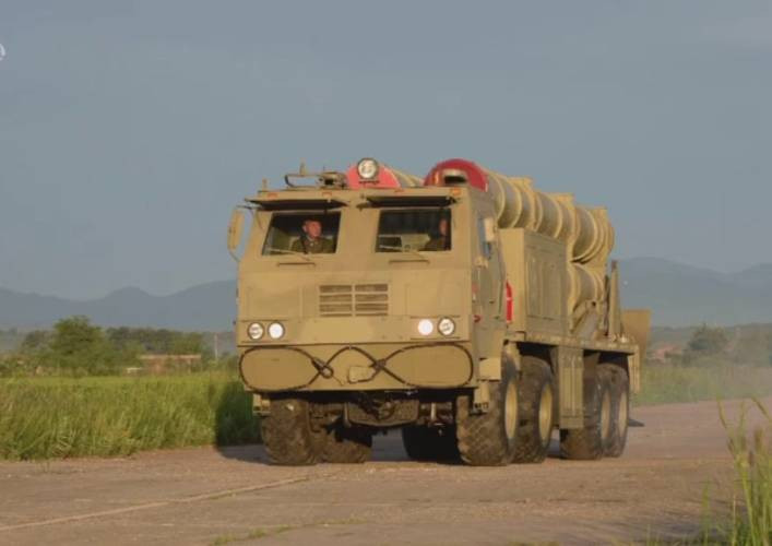 Thứ ba là một hệ thống khác của Triều Tiên - KN-09. Được đưa vào trang bị vào khoảng năm 2014, KN-09 của Triều Tiên trong nửa thập kỷ đã giữ danh hiệu hệ thống pháo tên lửa tầm xa nhất thế giới, với thông tin tình báo Hàn Quốc cho biết khả năng tấn công mục tiêu cách xa 200 km.
