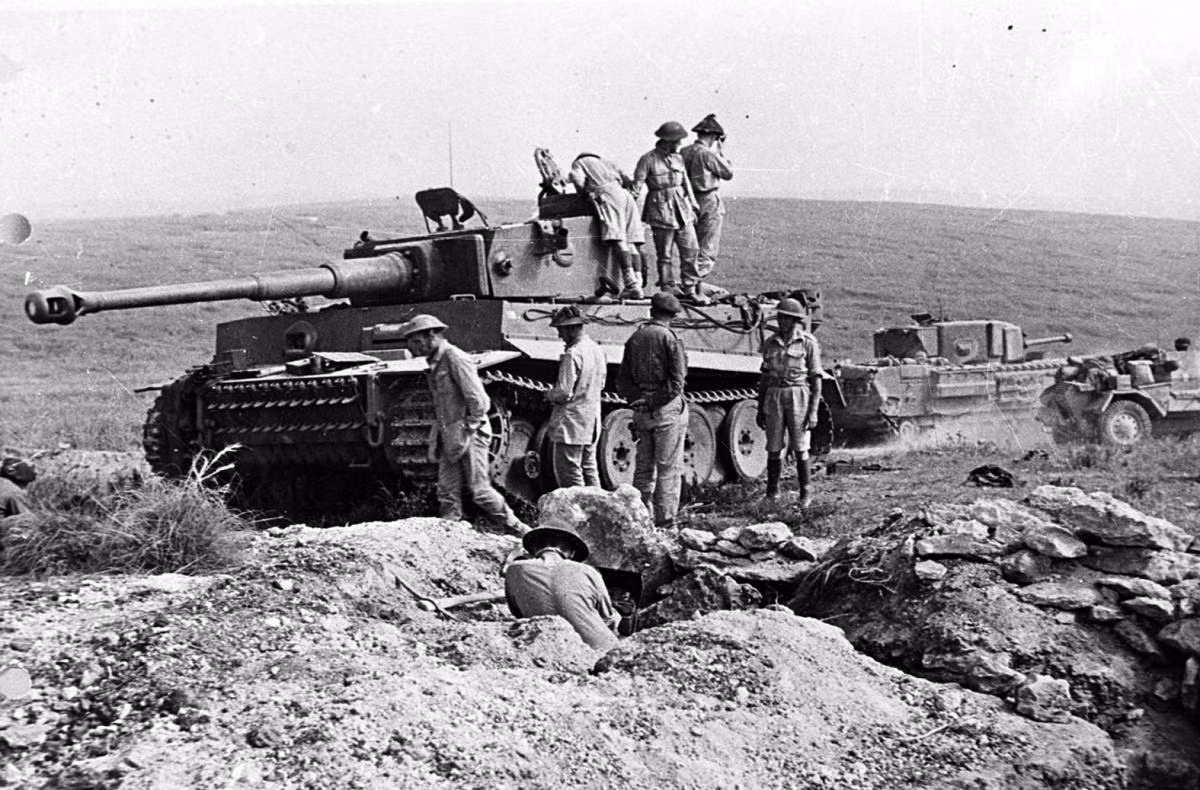 Vào ngày 1/2/1943, người Anh đã bắt được một chiếc xe tăng hạng nặng Tiger còn nguyên vẹn và sau đó đã thực hiện các cuộc kiểm tra toàn diện đối với nó, họ nhận thấy rằng Tiger thực sự là một cỗ xe tăng tuyệt vời và được bảo vệ cực kỳ tốt khỏi tất cả các vũ khí chống tăng thông thường, chỉ trừ những khẩu súng chống tăng lớn nhất của họ.