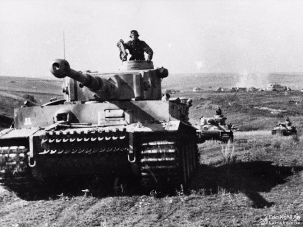 Giáp hỗn hợp niken-thép có cấp độ cứng giáp tốt nhất so với bất kỳ loại xe tăng nào khác trong Thế chiến II, có nghĩa là nó cứng hơn và ít giòn hơn. Do Tiger có bộ giáp dày, dẫn đến trọng lượng lớn nhưng khả năng bảo vệ cực cao.