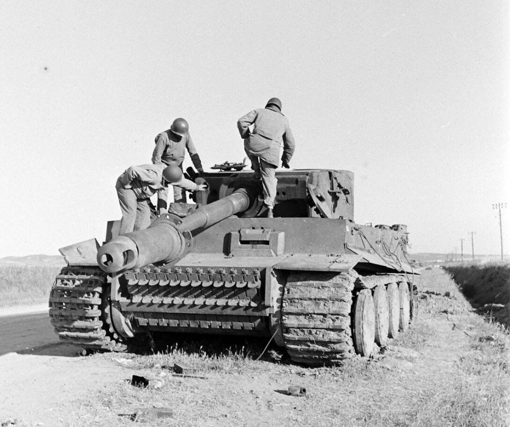 Trong suốt cuộc chiến, điểm yếu lớn nhất của Tiger là độ bền cơ học kém. Nếu việc bảo trì bảo dưỡng không được thực hiện thường xuyên, bộ truyền động sẽ sớm bị hỏng do trọng lượng lớn của máy. Kết quả là một số lượng lớn Tiger bị bỏ lại và kíp lái phải hủy xe do sự cố cơ học không sửa được.