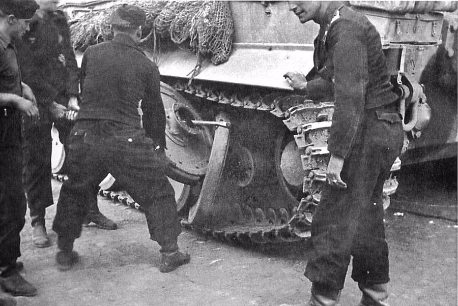 Sửa chữa là một vấn đề khó khăn vì trọng lượng của Tiger, chỉ có những phương tiện hỗ trợ sửa chữa lớn nhất mới có thể kéo một chiếc xe bị hỏng về nơi khắc phục.