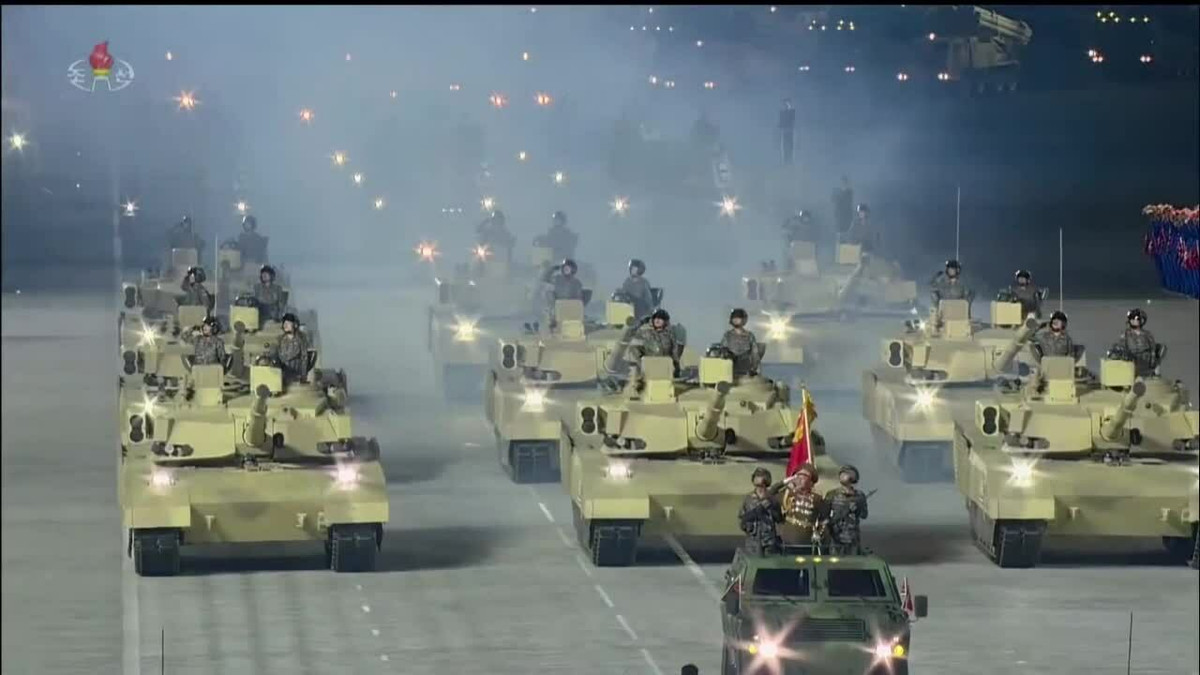 Ngày nay, Sư đoàn 105 bao gồm hai lữ đoàn xe tăng và một lữ đoàn bộ binh cơ giới, thuộc Quân đoàn thiết giáp 820. Trong trường hợp xảy ra chiến tranh, Sư đoàn 105 sẽ tiếp tục là lực lượng đột phá của Quân đội Triều Tiên. Hiện tại, Sư đoàn 105 vẫn là một trong những sư đoàn xe tăng mạnh nhất châu Á. Nguồn ảnh: Warhistory.