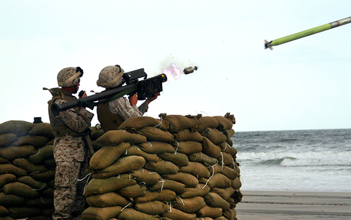 Thứ ba là tên lửa FIM-92 Stinger, đây là một hệ thống phòng không di động tầm ngắn (MANPADS). Tên lửa vác vai Stinger nặng hơn 15kg, tầm bắn 4,5km và sử dụng thiết bị dò tìm tia hồng ngoại để phát hiện tán xạ nhiệt của máy bay bay thấp.