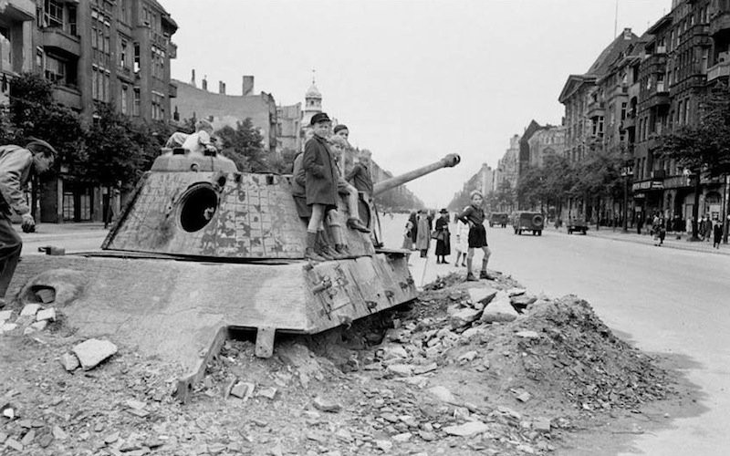 Thứ chín là trận chiến Berlin với thương vong 1.300.000 người. Trận Berlin là cuộc tấn công lớn cuối cùng trên chiến trường châu Âu trong Thế chiến thứ hai. Hồng quân Liên Xô đã đập tan sự kháng cự cuối cùng của quân Đức Quốc xã, góp phần kết thúc Thế chiến 2 tại châu Âu.