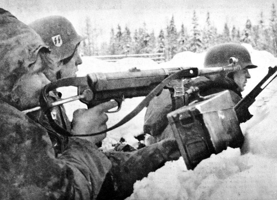 Trận chiến Narva với thương vong 550.000. Trận chiến Narva là một chiến dịch quân sự giữa quân Đức Quốc xã và Phương diện quân Leningrad của Liên Xô, nhằm tranh giành quyền chiếm hữu eo đất Narva quan trọng về mặt chiến lược từ ngày 2/2 đến ngày 10/8/1944 trong Thế chiến thứ hai, chiến thắng của Liên Xô đã đẩy quân Đức nhanh chóng đến ngày sụp đổ.