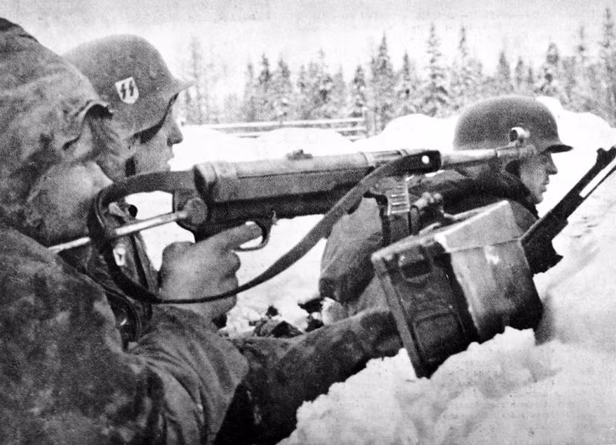 Trận chiến Narva với thương vong 550.000. Trận chiến Narva là một chiến dịch quân sự giữa quân Đức Quốc xã và Phương diện quân Leningrad của Liên Xô, nhằm tranh giành quyền chiếm hữu eo đất Narva quan trọng về mặt chiến lược từ ngày 2/2 đến ngày 10/8/1944 trong Thế chiến thứ hai, chiến thắng của Liên Xô đã đẩy quân Đức nhanh chóng đến ngày sụp đổ.