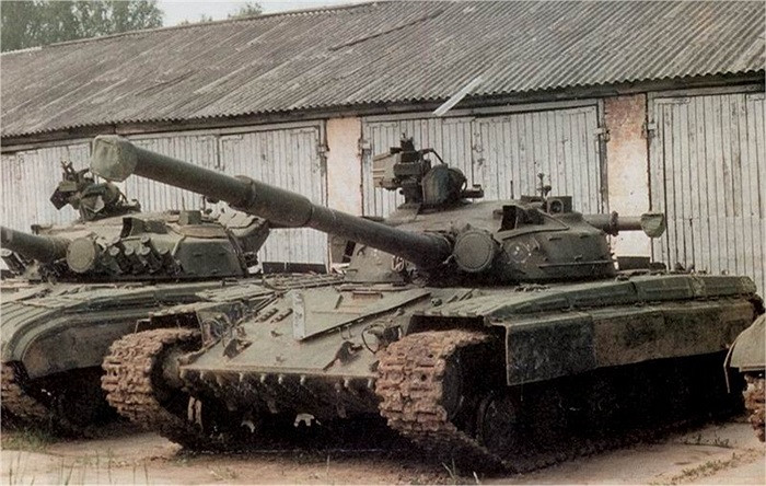 Phiên bản sản xuất ban đầu của T-64 được trang bị pháo 115 mm giống như xe tăng T-62, nhưng được trang bị bộ nạp đạn tự động, các phiên bản sau này được trang bị thêm súng máy hạng nặng 12,7mm NSVT để chống lại các mối đe dọa từ máy bay bay thấp. Bảo vệ NBC tiêu chuẩn đã được cung cấp cho phi hành đoàn cũng như hệ thống chữa cháy.